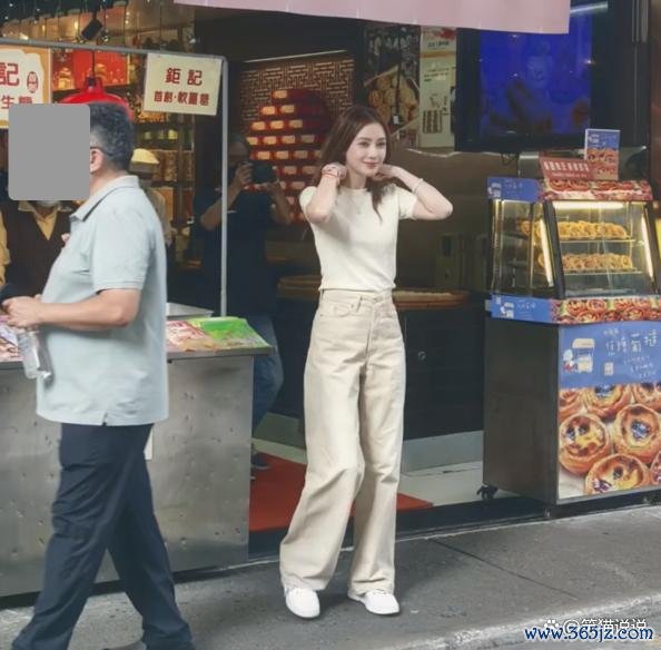 Angelababy澳门街头被偶遇 甜好意思互动粉丝