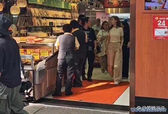 Angelababy澳门街头被偶遇 甜好意思互动粉丝