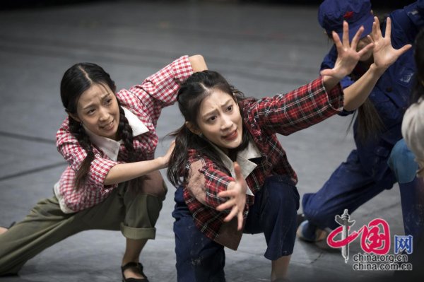 开云体育(中国)官方网站串联起两代女性的成长轨迹-开云官网登