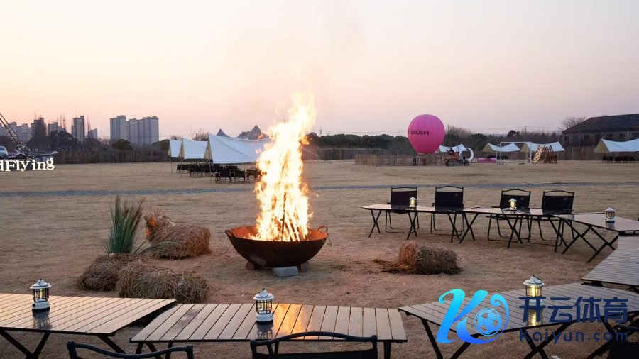 营地的篝火晚会开yun体育网。